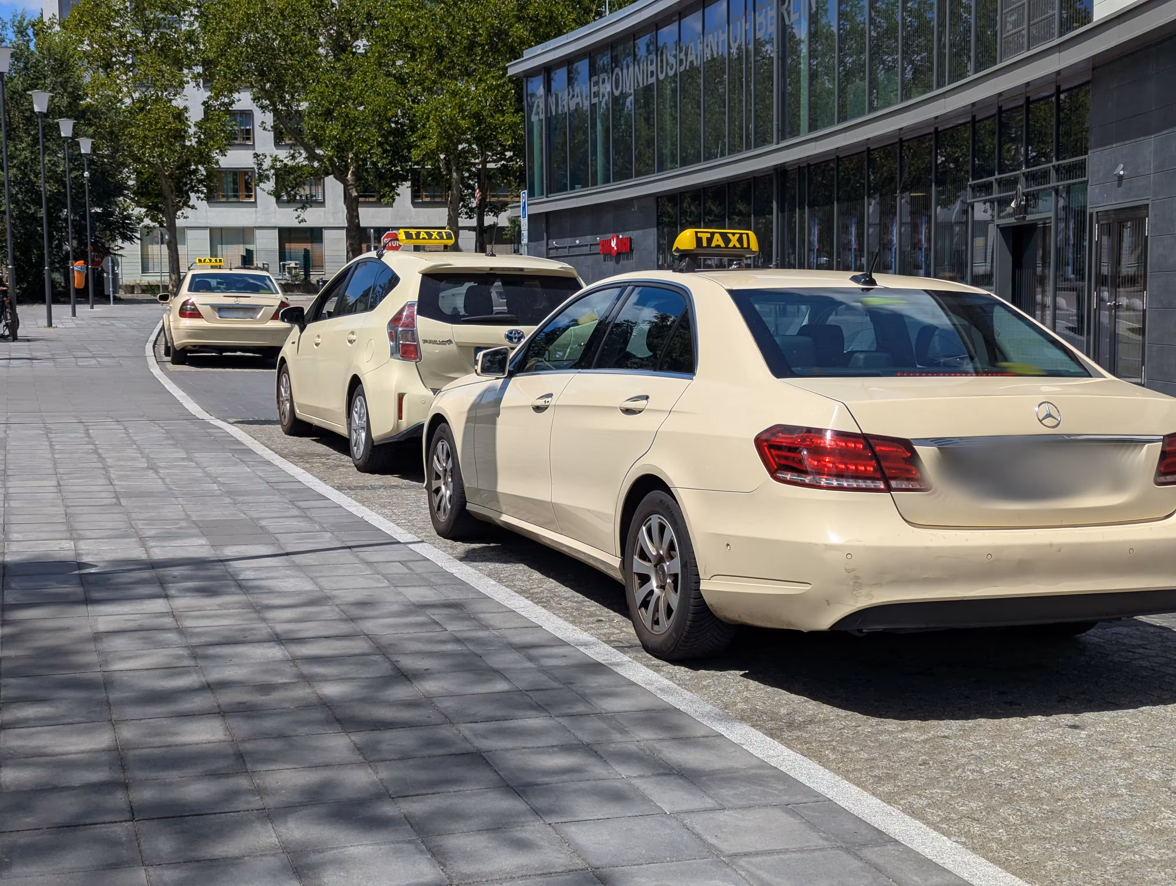Taxis die an einer Taxistation warten